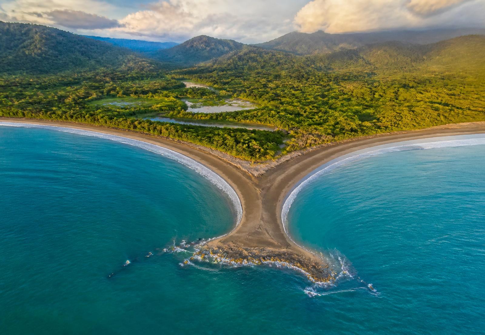 Vista aérea de la Cola de Ballena de arena en el Parque Nacional Marino Ballena, Uvita