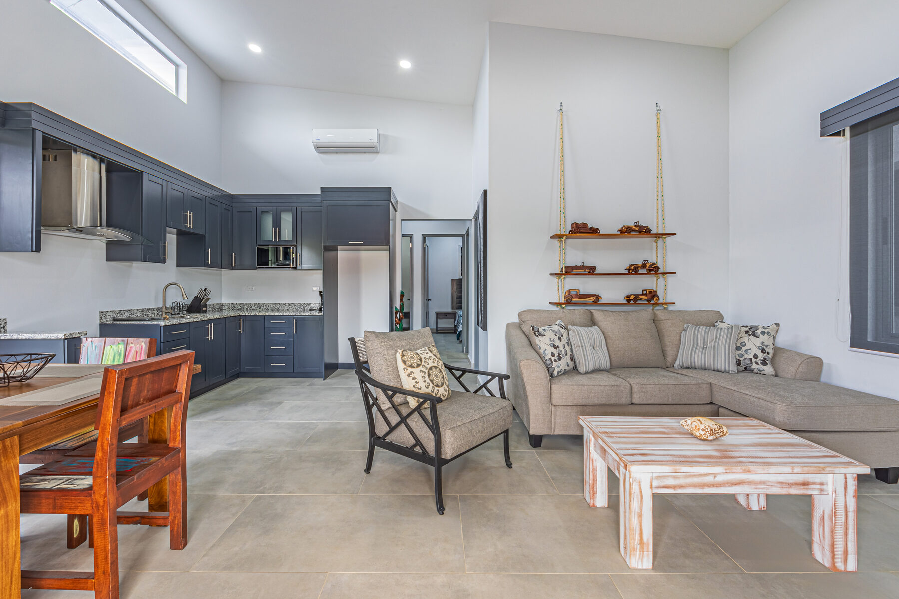 Sala de una casa de dos dormitorios en Casa Mar, con sofá y luz natural