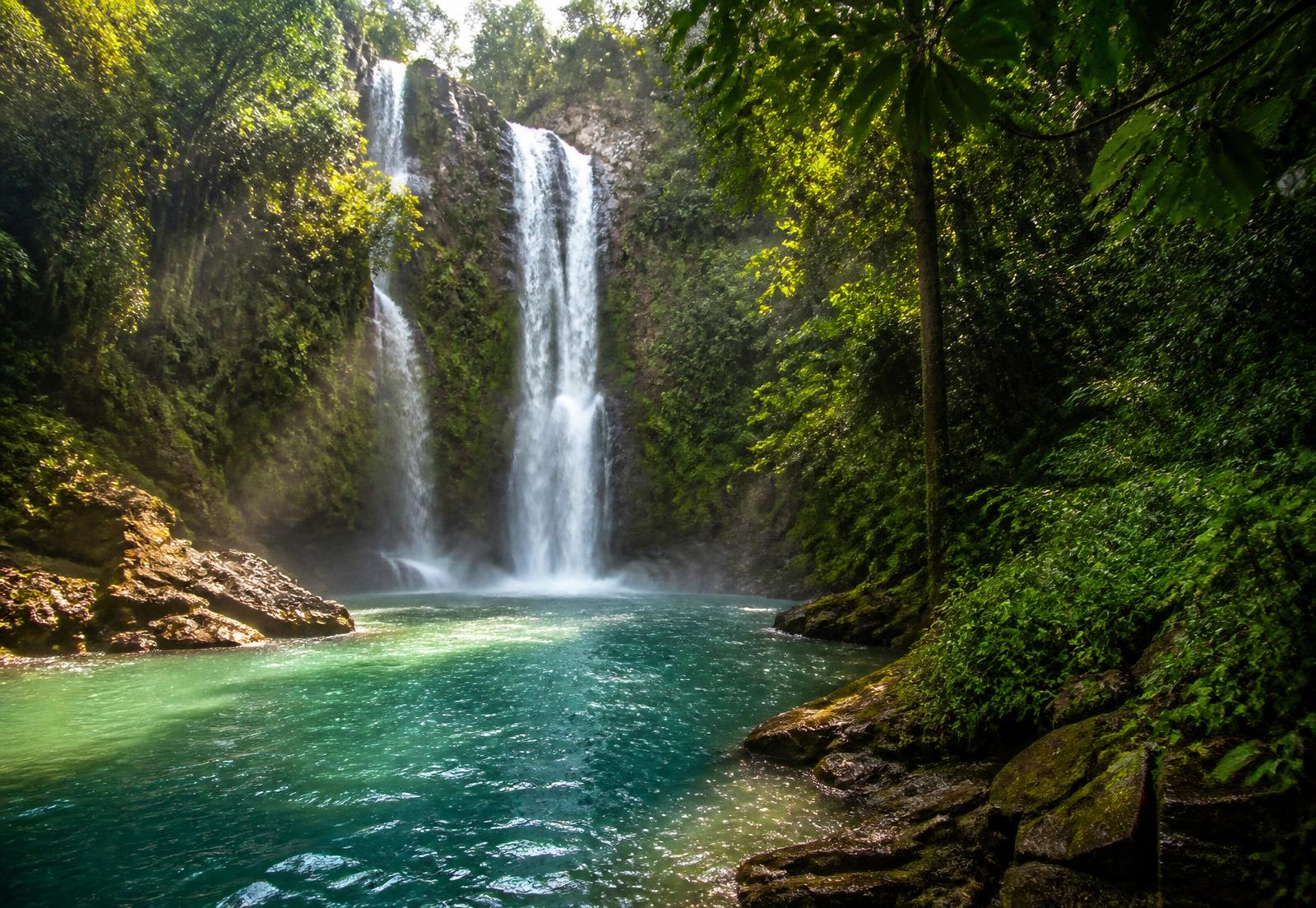 Cascada Nauyaca cayendo en pozas turquesa rodeadas de selva tropical en Costa Rica